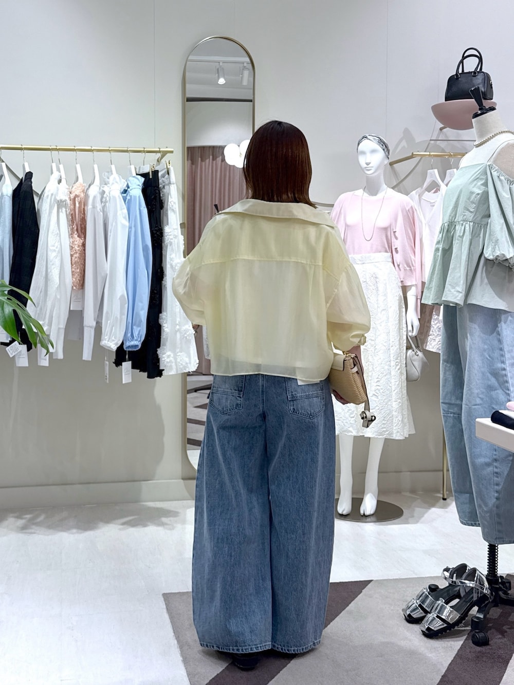 「シャツ、シャツスタイル、シャツコーデ、シアー、シアートップス、シアーシャツ、イエロー、イエローコーデ、イエロー×ブルー、デニム、デニムパンツ、デニムコーデ、カーブデニム、パール、アラフォー」｜「La boutique BonBonの【名品・新色登場！】シアークロップドシャツ（シャツ/ブラウス、イエロー系）」を使った、yukilabonさん（骨格ストレート・レディース・158cm）の春コーディネートの3枚目の写真
