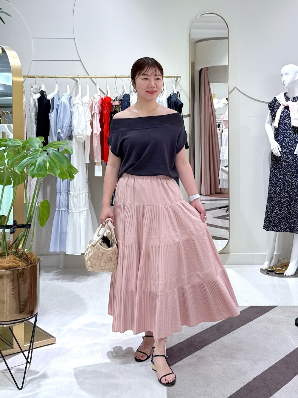 「サンダル、夏コーデ、おでかけコーデ、お出かけコーデ、シンプルカジュアル、ラクチンコーデ、大人女子、初夏コーデ、シンプル、大人ファッション、きれいめカジュアル、オトナ女子、スカートコーデ、スカートスタイル、30代コーデ」｜「La boutique BonBonの【最強美人見え】クールタッチUVオフショルフレンチニット（ニット/セーター、グレー系）」を使った、yukilabonさん（骨格ストレート・レディース・158cm）の夏コーディネートの4枚目の写真
