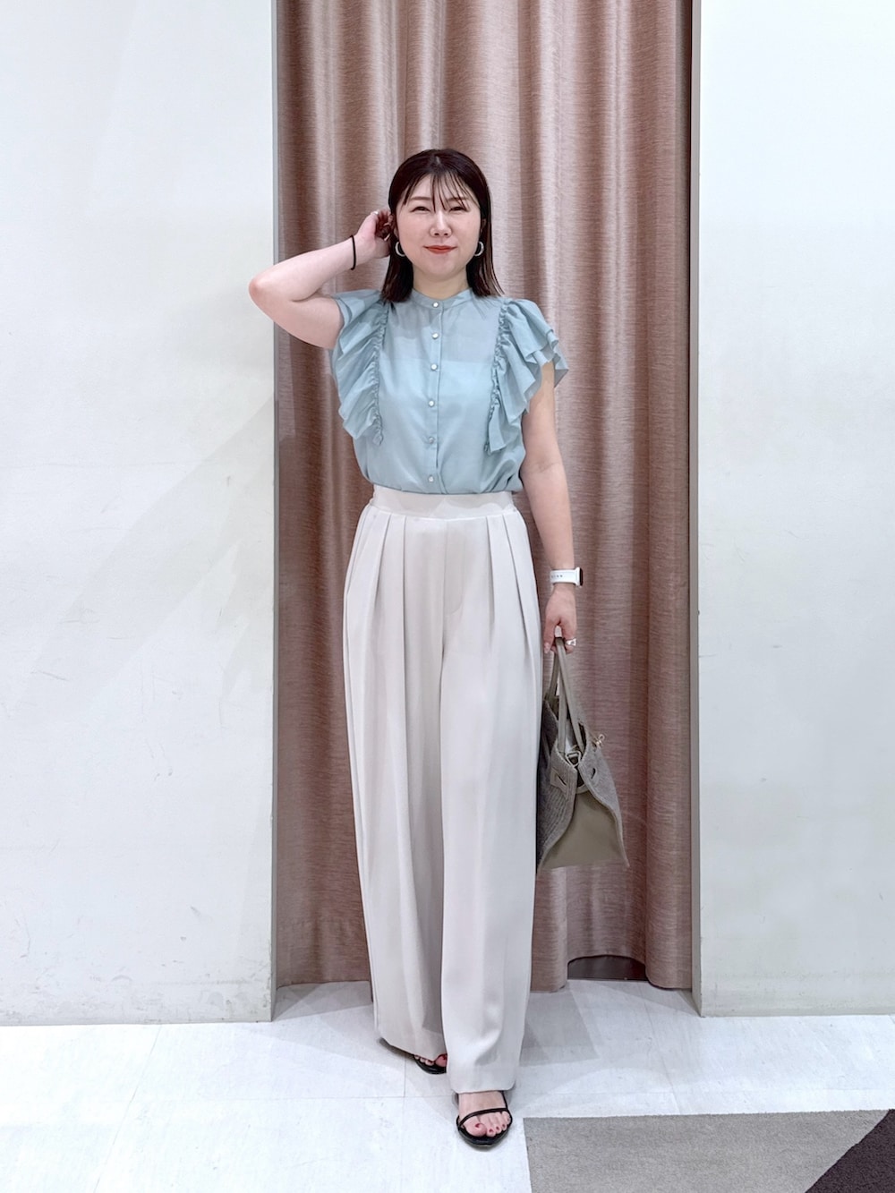「シンプルスタイル、夏服コーデ、楽チンコーデ、大人可愛い、キレイめ、大人カジュアルコーデ、淡色コーデ、韓国ファッション、夏服、シアー、夏、骨格ストレート、アラフォー、ミント、ブラウスコーデ」|「La boutique BonBonの【最強お上品ブラウス】ラッフルフリルスリーブブラウス(シャツ/ブラウス、グリーン系)」を使った、yukilabonさん(骨格ストレート・レディース・158cm)の夏コーディネートの4枚目の写真