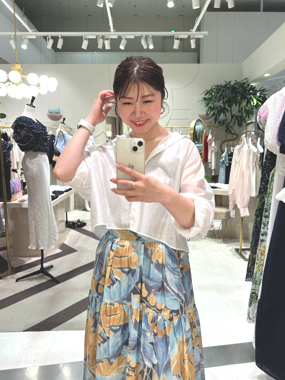 「夏コーデ、韓国ファッション、サンダル、大人可愛い、夏、おとなかわいい、休日、150cm台コーデ、30代コーデ、40代ファッション、オトナカジュアル、大人かわいい、リゾートスタイル、かごバッグ、骨格ストレート」|「La boutique BonBonの【スタッフmiki監修カラーあり!・前後2WAY】ニットタンク(タンクトップ、グレー系)」を使った、yukilabonさん(骨格ストレート・レディース・158cm)の夏コーディネートの4枚目の写真