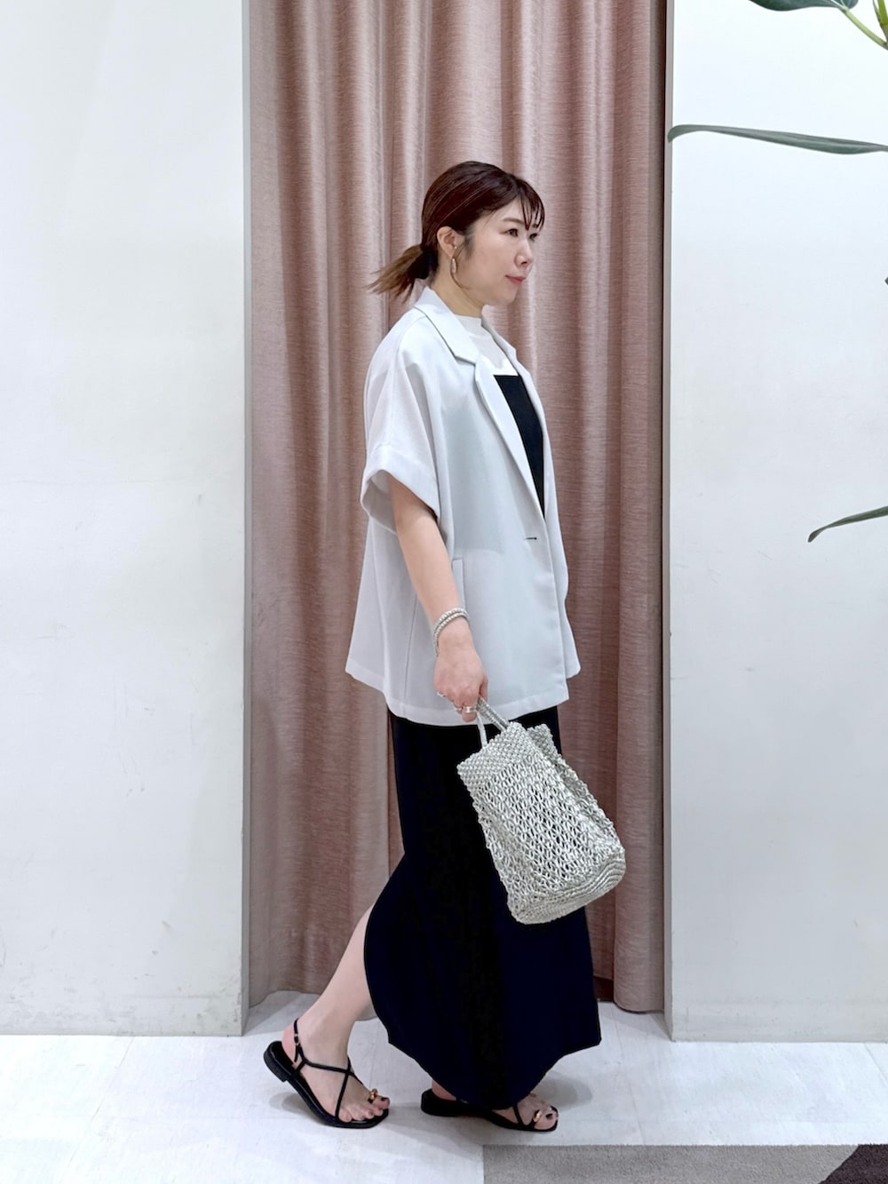 「レイヤードスタイル、サンダル、白Tシャツ、雨の日コーデ、おでかけコーデ、カジュアルスタイル、楽チンコーデ、夏服、オトナカジュアル、シンプルスタイル、大人かわいい、今日のコーデ、大人ファッション、ワンピース、ワンピーススタイル」｜「La boutique BonBonの【涼感抜群】メッシュハーフスリーブジャケット（その他アウター、グレー系）」を使った、yukilabonさん（骨格ストレート・レディース・158cm）の夏コーディネートの2枚目の写真