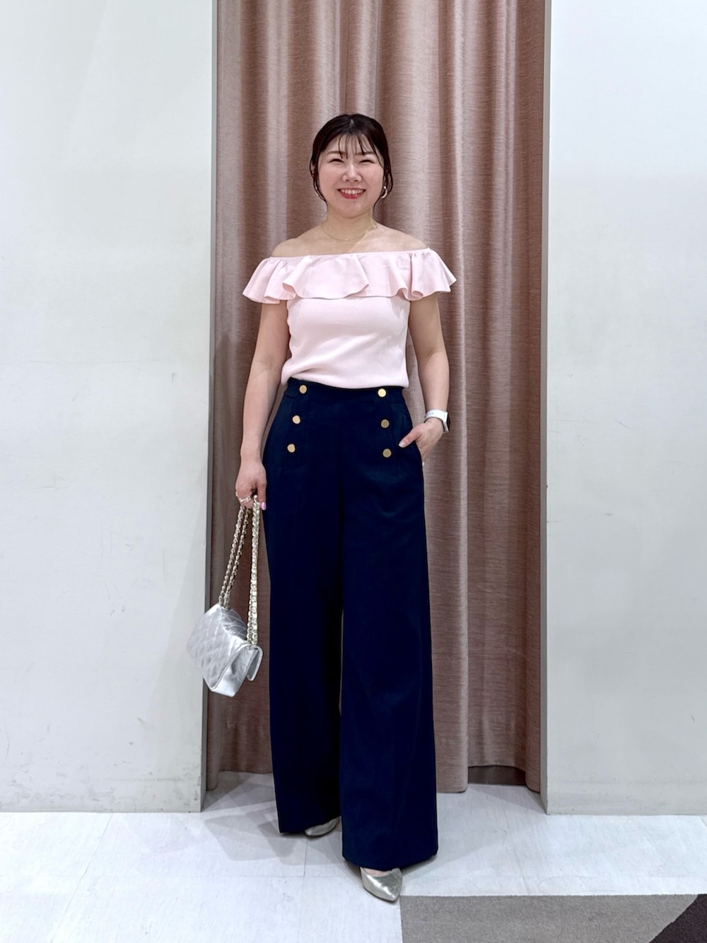 「オフショル、オフショルダー、オフショルニット、ピンクコーデ、ピンク、ピンクニット、ＵＶカット、クールタッチ、接触冷感、パンツスタイル、パンツコーデ、アラフォーコーデ、アラフォーママコーデ、骨格ストレート」｜「La boutique BonBonの【スタッフKAZUMI監修カラー】クールタッチUVオフショルラッフルニット（ニット/セーター、ピンク系）」を使った、yukilabonさん（骨格ストレート・レディース・158cm）の春コーディネートの4枚目の写真