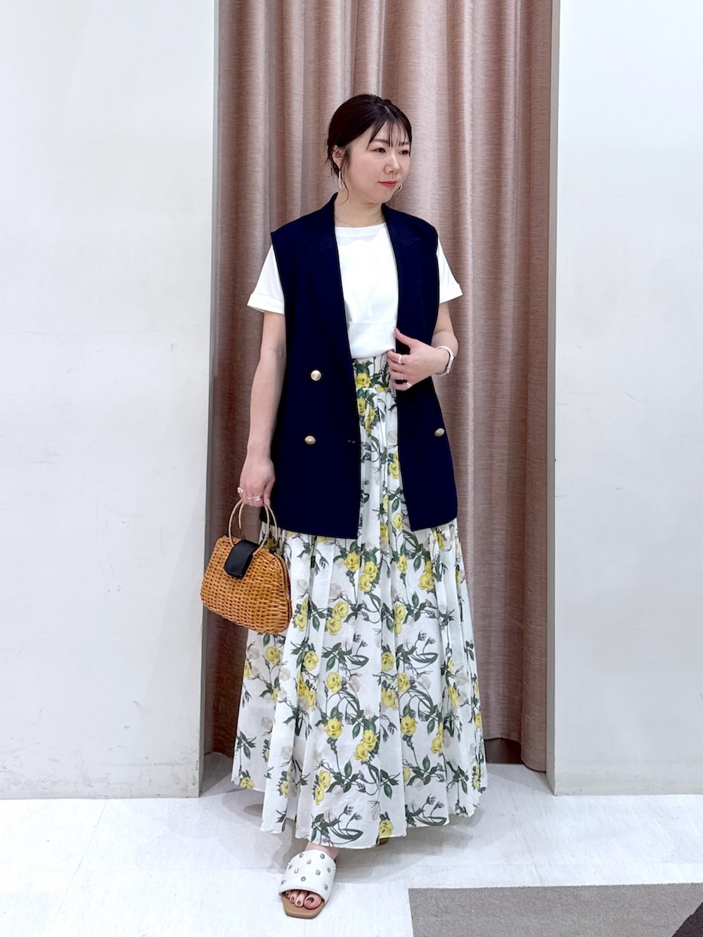 「骨格ストレート、アラフォーコーデ、アラフォーママコーデ、アラフォー、ベスト、ベストコーデ、Tシャツ、ターンバック、花柄スカート、花柄、ギャザースカート、ロングスカート、お出かけコーデ、初夏コーデ、スカートスタイル」｜「La boutique BonBonの【名品・二の腕すっきり見え】ターンバックスリーブカットソー（Tシャツ/カットソー、ホワイト系）」を使った、yukilabonさん（骨格ストレート・レディース・158cm）の春コーディネートの4枚目の写真