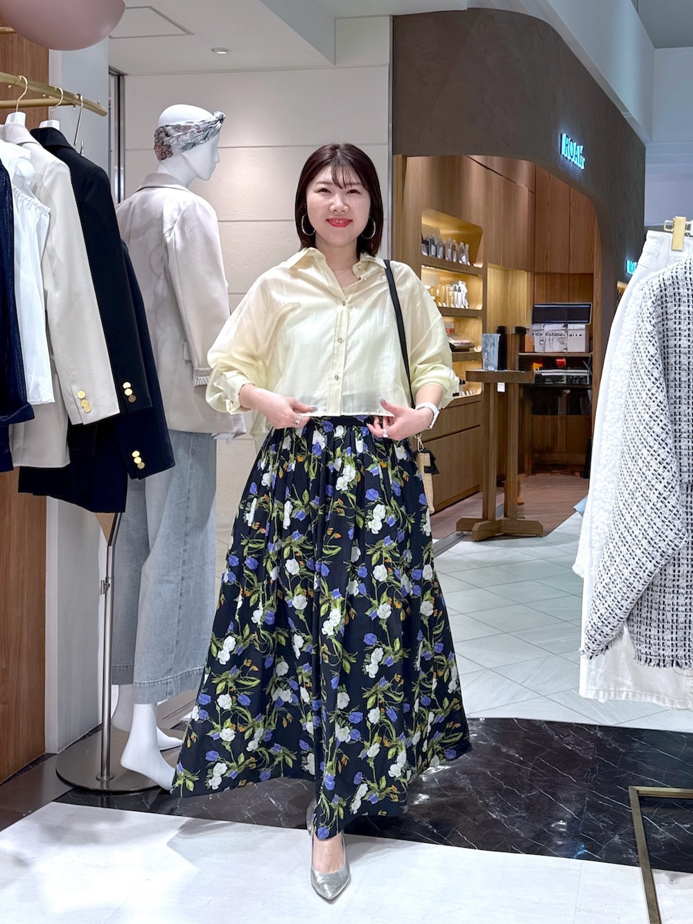 「花柄、イエロー、シアーシャツ、シアートップス、クロップド丈、ロングスカート、骨格ストレート、骨スト、ブルベ夏、アラフォー、ママコーデ、ママファッション、お出かけコーデ、春コーデ、春夏コーデ」｜「La boutique BonBonの【名品・新色登場！】シアークロップドシャツ（シャツ/ブラウス、イエロー系）」を使った、yukilabonさん（骨格ストレート・レディース・158cm）の春コーディネートの4枚目の写真