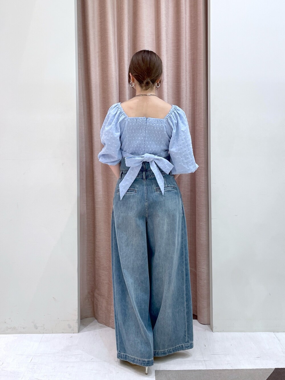「デニム、デニムパンツ、デニムコーデ、骨格ストレート、骨スト優勝、ブルベ夏、リボンブラウス、ハイウエスト、ハイウエストパンツ、ハイウエストデニム、アラフォー、アラフォーコーデ、アラフォーママコーデ、ママコーデ、ママファッション」｜「La boutique BonBonの【miki監修サイズあり・セットアップ可】ボリュームスリーブジャガードブラウス（シャツ/ブラウス、ブルー系）」を使った、yukilabonさん（骨格ストレート・レディース・158cm）の春コーディネートの2枚目の写真
