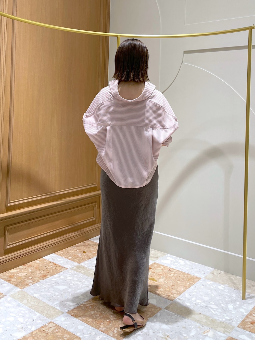 「ピンクコーデ、ストライプシャツ、ストライプ、アラフォー、サテンスカート、サテン、マーメイドスカート、クロップドシャツ、アラフォーコーデ、骨格ストレート、大人カジュアル」｜「La boutique BonBonの【ZOZO限定カラー】ストライプクロップドシャツ（シャツ/ブラウス、ピンク系）」を使った、yukilabonさん（骨格ストレート・レディース・158cm）の夏コーディネートの3枚目の写真