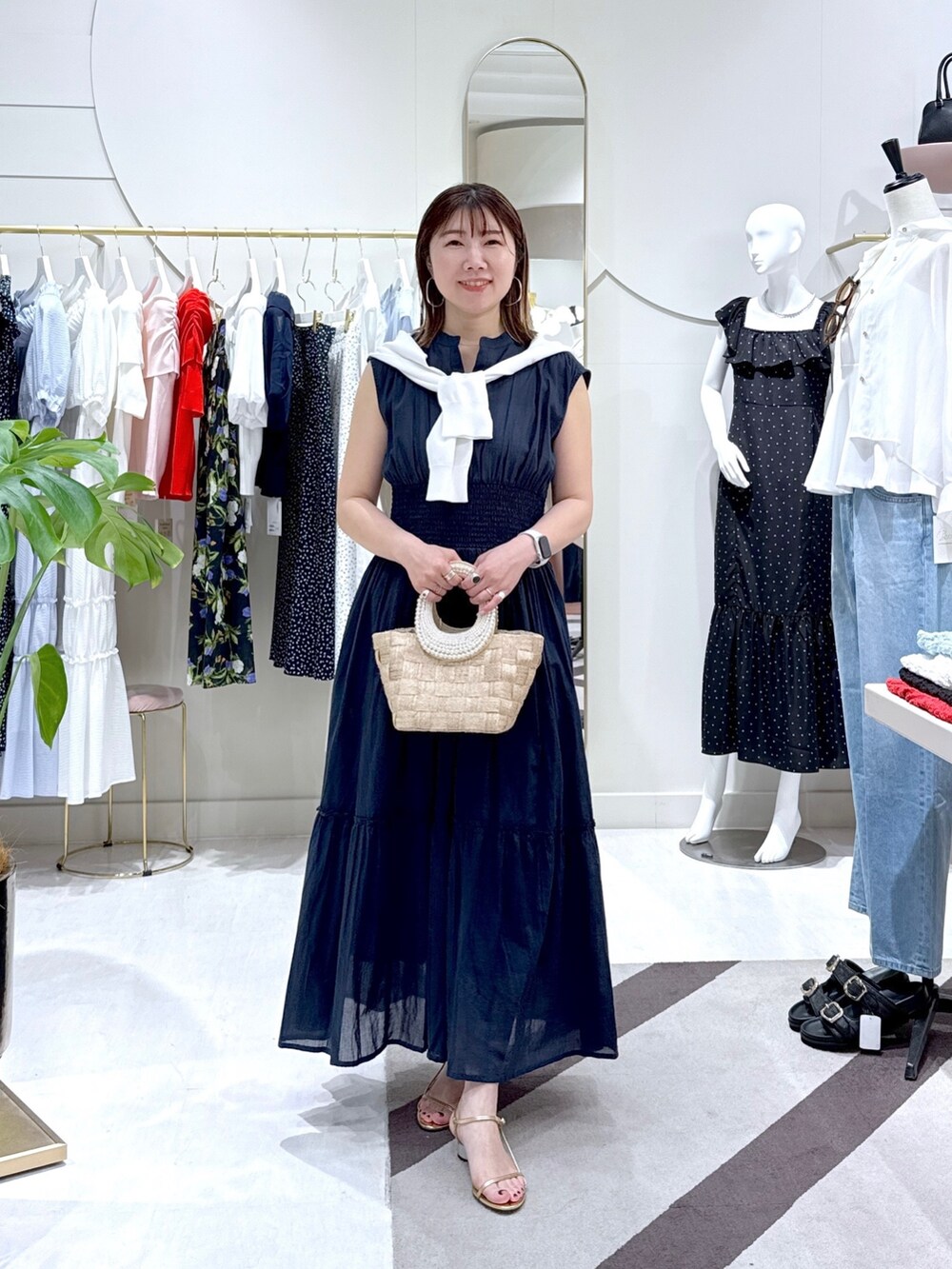 「サンダル、夏コーデ、ラクチンコーデ、今日のコーデ、大人可愛い、ゆるコーデ、オトナ女子、キレイめコーデ、休日スタイル、シアー、大人ファッション、骨格ストレート、ネイビー×ホワイト、アラフォー、ワンピーススタイル」｜「La boutique BonBonの【着回し力抜群！】クールタッチUVパール釦前後２WAYカーディガン（カーディガン/ボレロ、ホワイト系）」を使った、yukilabonさん（骨格ストレート・レディース・158cm）の夏コーディネートの4枚目の写真