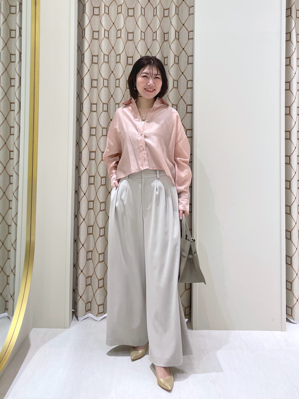 「ピンクコーデ、シアートップス、シアーシャツ、サテンタンクトップ、バギーパンツ、パンツコーデ、大人カジュアル、きれいめカジュアル、ワントーンコーデ」｜「La boutique BonBonのシアークロップドシャツ（シャツ/ブラウス、ピンク系）」を使った、yukilabonさん（骨格ストレート・レディース・158cm）の春コーディネートの4枚目の写真