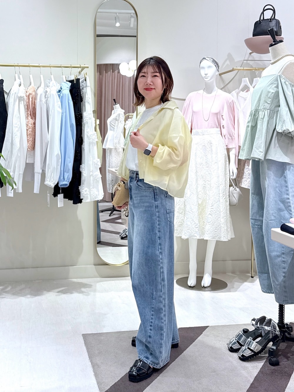 「シャツ、シャツスタイル、シャツコーデ、シアー、シアートップス、シアーシャツ、イエロー、イエローコーデ、イエロー×ブルー、デニム、デニムパンツ、デニムコーデ、カーブデニム、パール、アラフォー」｜「La boutique BonBonの【名品・新色登場！】シアークロップドシャツ（シャツ/ブラウス、イエロー系）」を使った、yukilabonさん（骨格ストレート・レディース・158cm）の春コーディネートの2枚目の写真