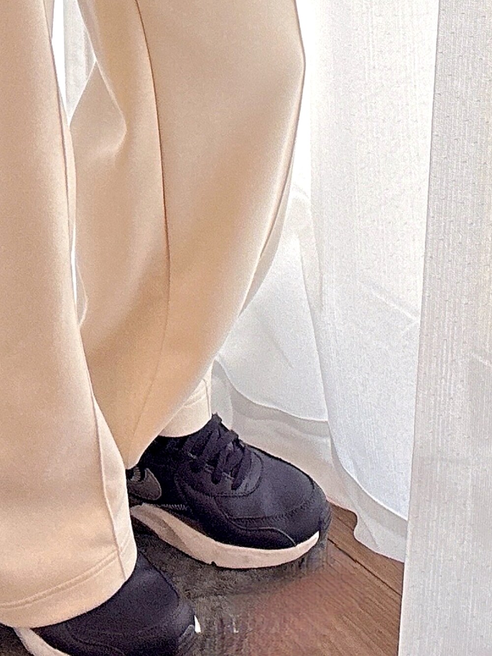 ブルー系のTシャツ/カットソー、ホワイト系のパンツ、その他のタンクトップを着用したレディースの春コーディネートの3枚目の写真