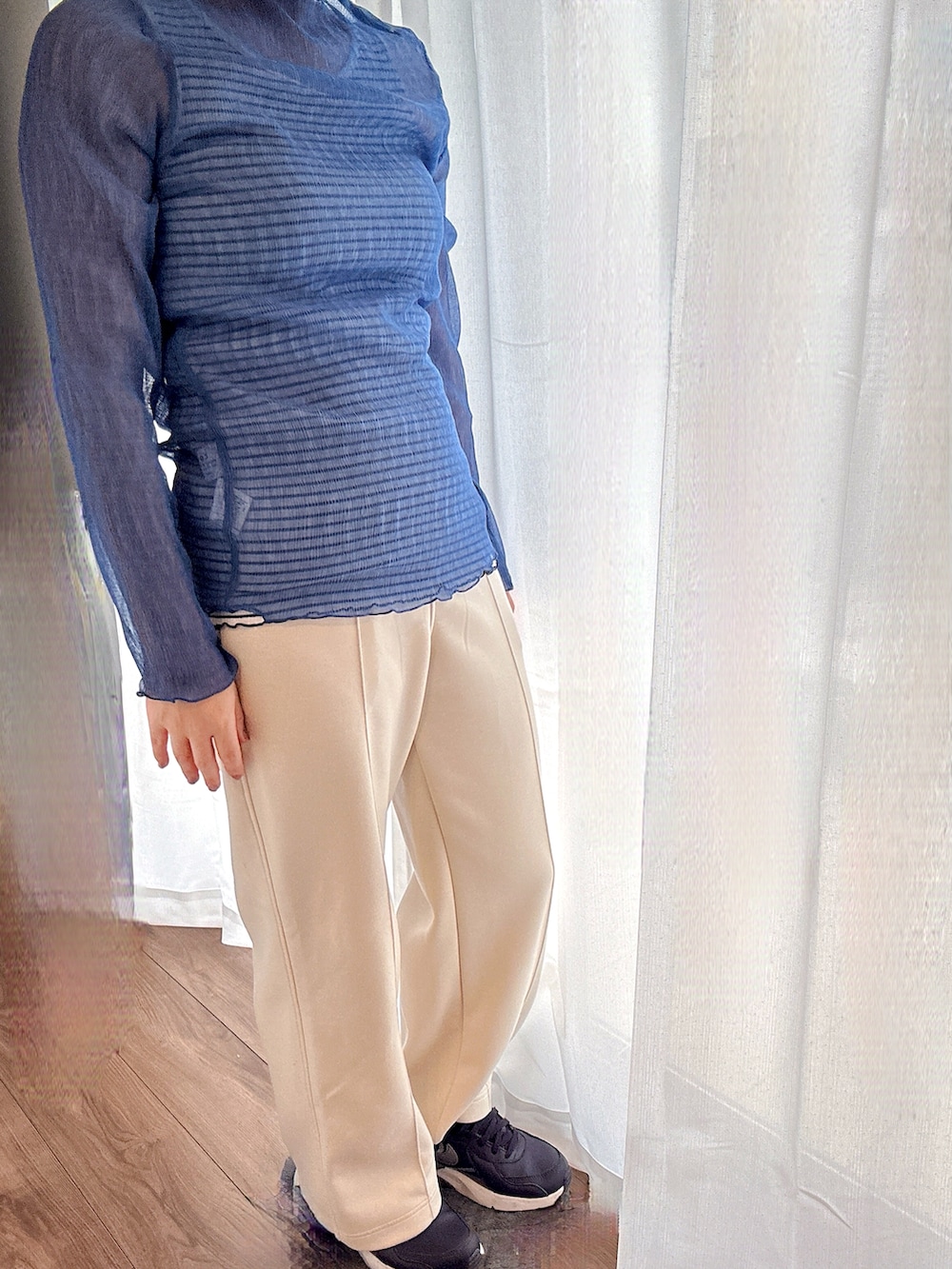 ブルー系のTシャツ/カットソー、ホワイト系のパンツ、その他のタンクトップを着用したレディースの春コーディネートの2枚目の写真