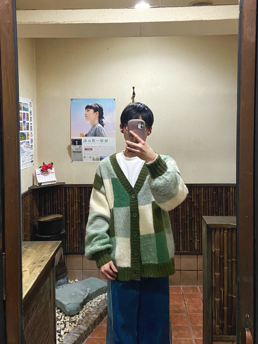 「お出かけコーデ、春コーデ、カーディガン、デニム、カジュアルコーデ、似合うラボに行こう」｜「ONCILYのPATCHWORK V-NECK CARDIGAN / パッチワークVネックカーディガン（カーディガン/ボレロ、グリーン系）」を使った、shienさん（メンズ・162cm）の冬コーディネートの2枚目の写真