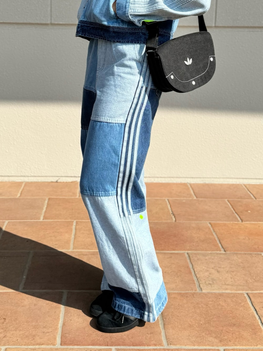 その他のトップス、その他のデニムパンツ、ブラック系のショルダーバッグを着用したレディースの春コーディネートの3枚目の写真