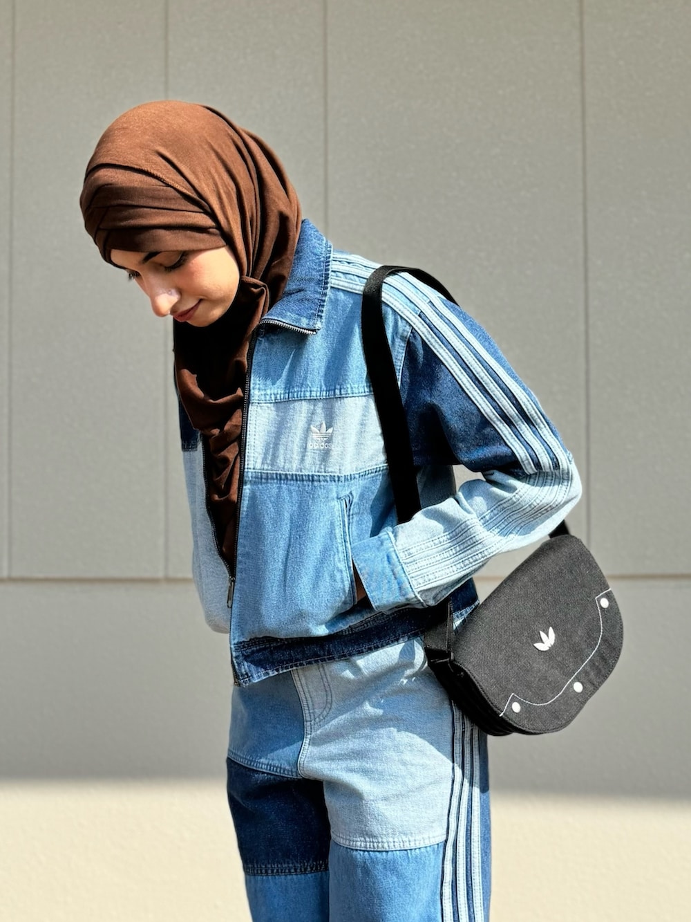 その他のトップス、その他のデニムパンツ、ブラック系のショルダーバッグを着用したレディースの春コーディネートの2枚目の写真