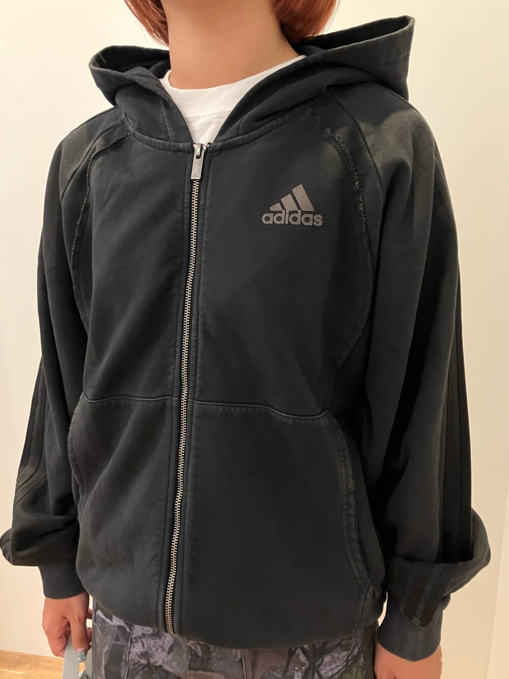 ブラック系のパーカー、ブラック系のその他パンツ、ブラウン系のスニーカーを着用したレディースの秋コーディネートの2枚目の写真