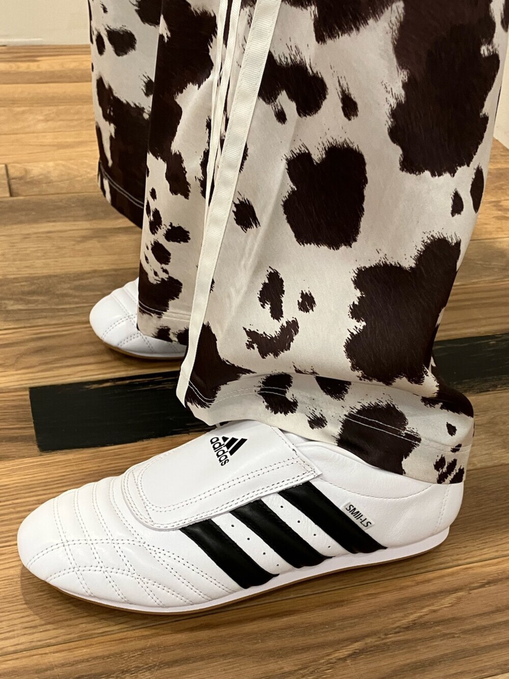 ホワイト系のシャツ/ブラウス、ブラウン系のタンクトップ、ホワイト系のその他パンツを着用したレディースの春コーディネートの2枚目の写真