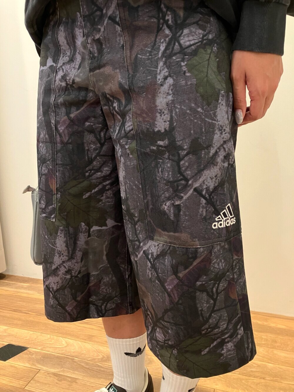 ブラック系のパーカー、ブラック系のその他パンツ、ブラウン系のスニーカーを着用したレディースの秋コーディネートの3枚目の写真