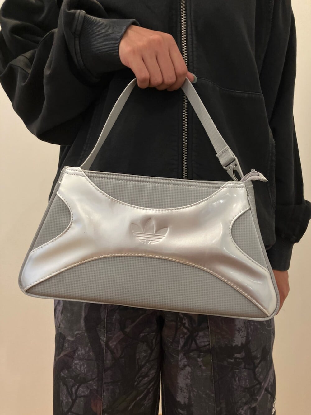 ブラック系のパーカー、ブラック系のその他パンツ、ブラウン系のスニーカーを着用したレディースの秋コーディネートの4枚目の写真