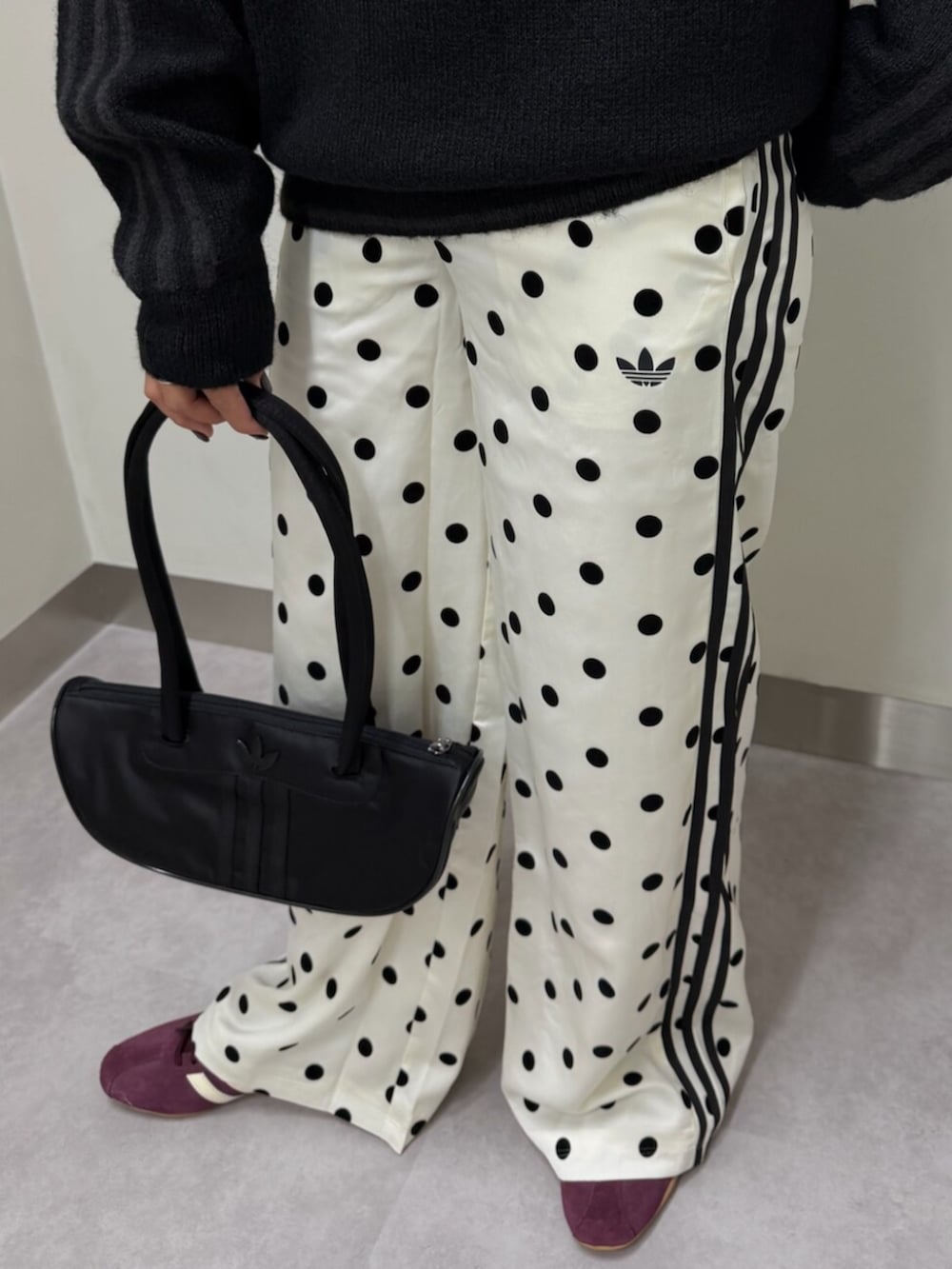 ホワイト系のその他パンツ、ブラック系のショルダーバッグ、レッド系のスニーカーを着用したレディースの秋コーディネートの3枚目の写真