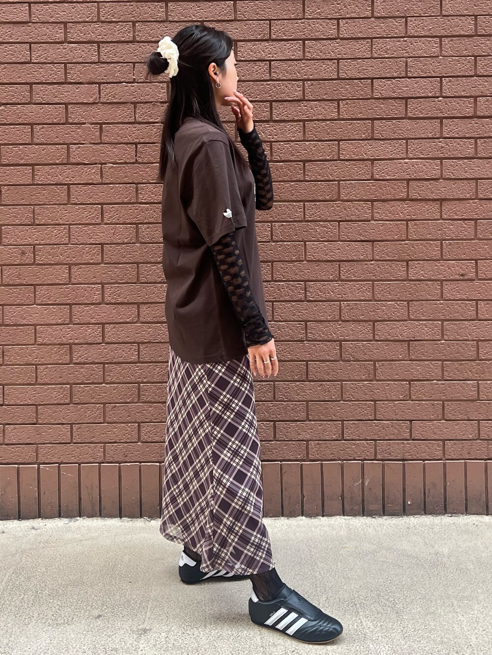 ブラウン系のトップス、ブラック系のシューズを着用したレディースの冬コーディネートの2枚目の写真