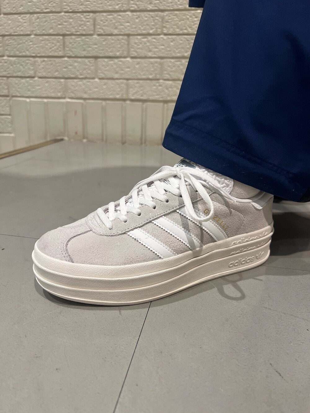 ブルー系のその他パンツ、グレー系のスニーカーを着用したレディースの冬コーディネートの4枚目の写真