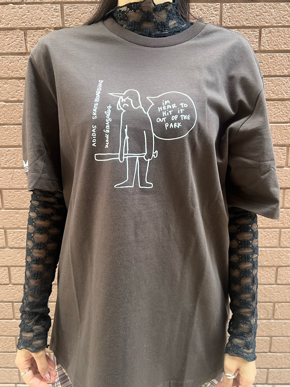 ブラウン系のトップス、ブラック系のシューズを着用したレディースの冬コーディネートの3枚目の写真