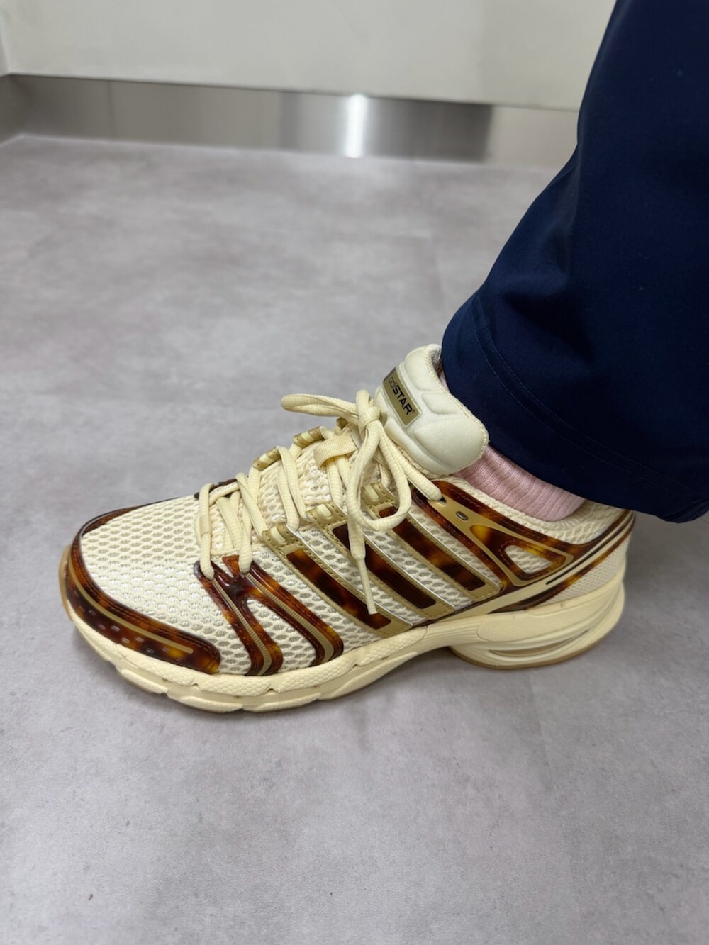 イエロー系のバックパック/リュック、ブルー系のその他パンツ、ブルー系のアンダーウェアを着用したレディースの夏コーディネートの4枚目の写真