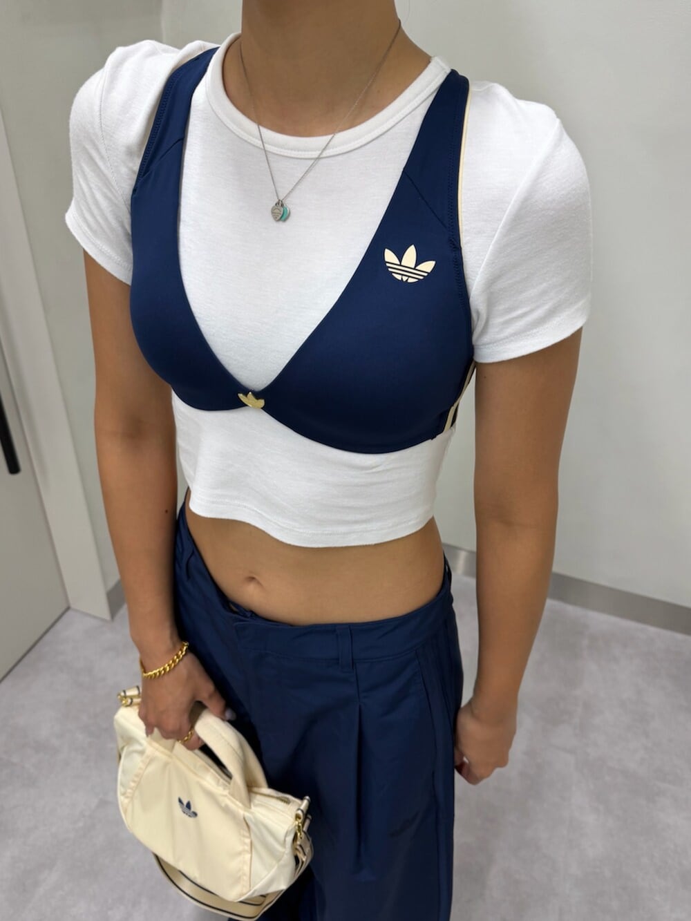 イエロー系のバックパック/リュック、ブルー系のその他パンツ、ブルー系のアンダーウェアを着用したレディースの夏コーディネートの3枚目の写真
