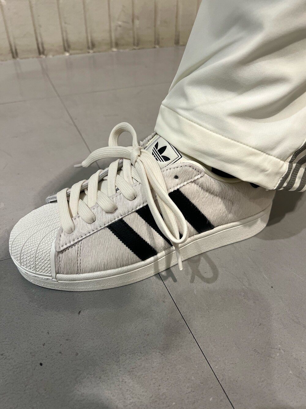 ブルー系のトップス、ホワイト系のその他パンツ、グリーン系のショルダーバッグを着用したレディースの春コーディネートの4枚目の写真