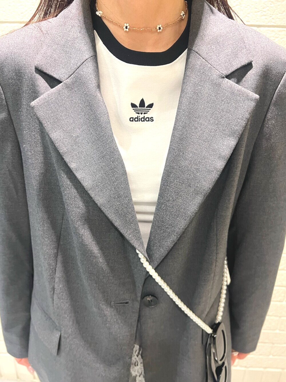 ブラック系のその他パンツ、ホワイト系のTシャツ/カットソーを着用したレディースの春コーディネートの4枚目の写真