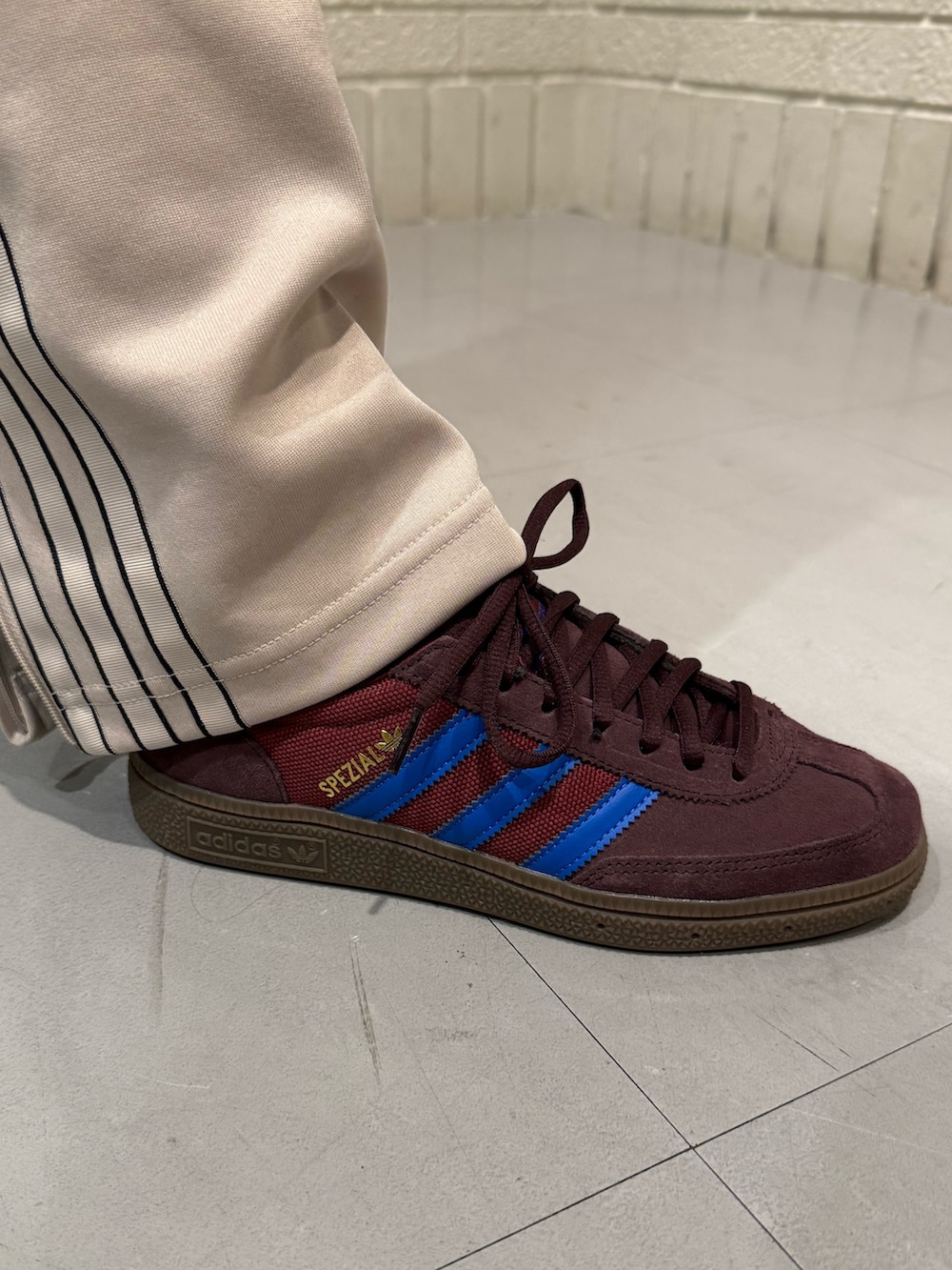 ベージュ系のその他パンツ、レッド系のスニーカーを着用したレディースの秋コーディネートの3枚目の写真