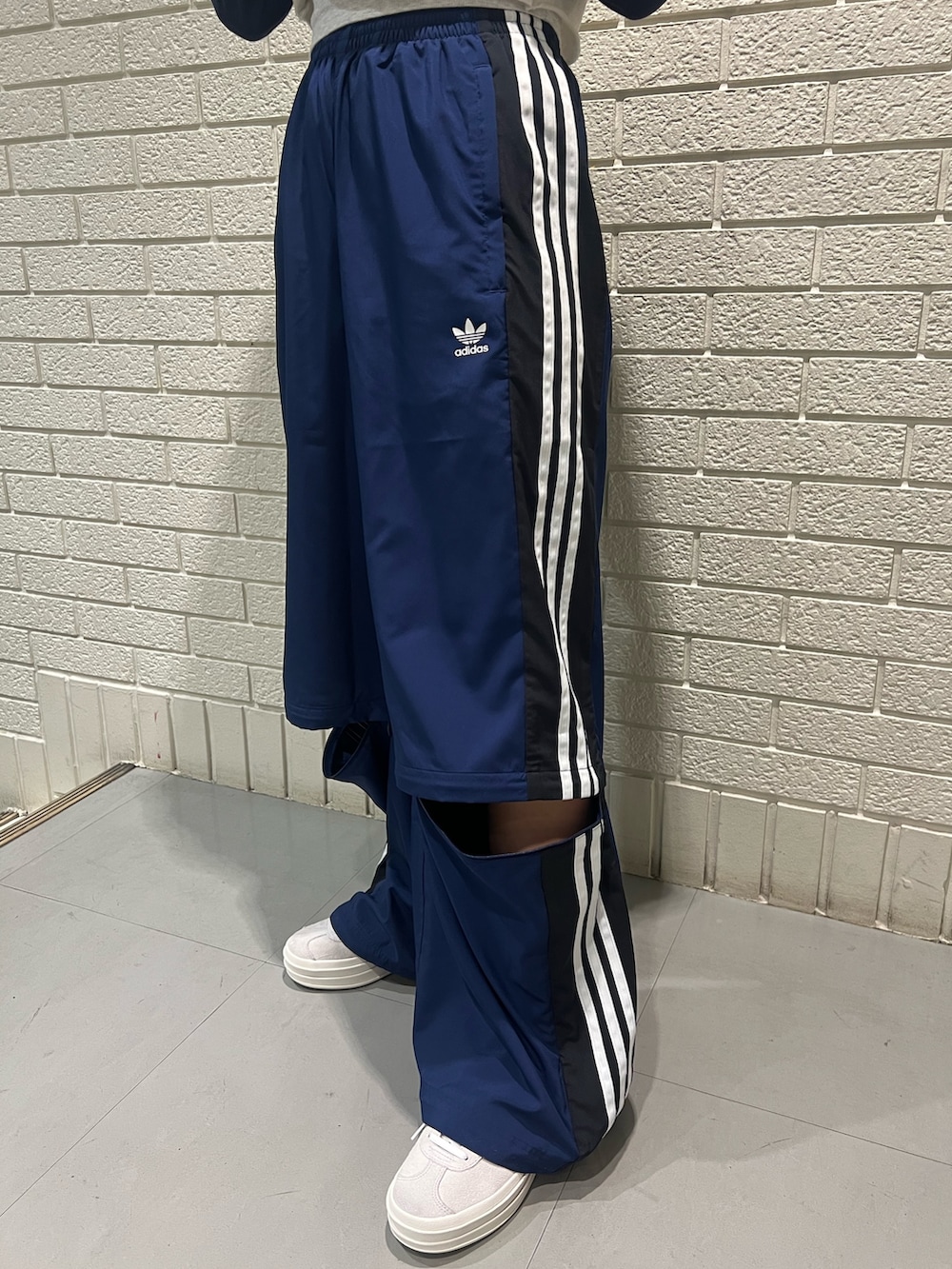 ブルー系のその他パンツ、グレー系のスニーカーを着用したレディースの冬コーディネートの3枚目の写真