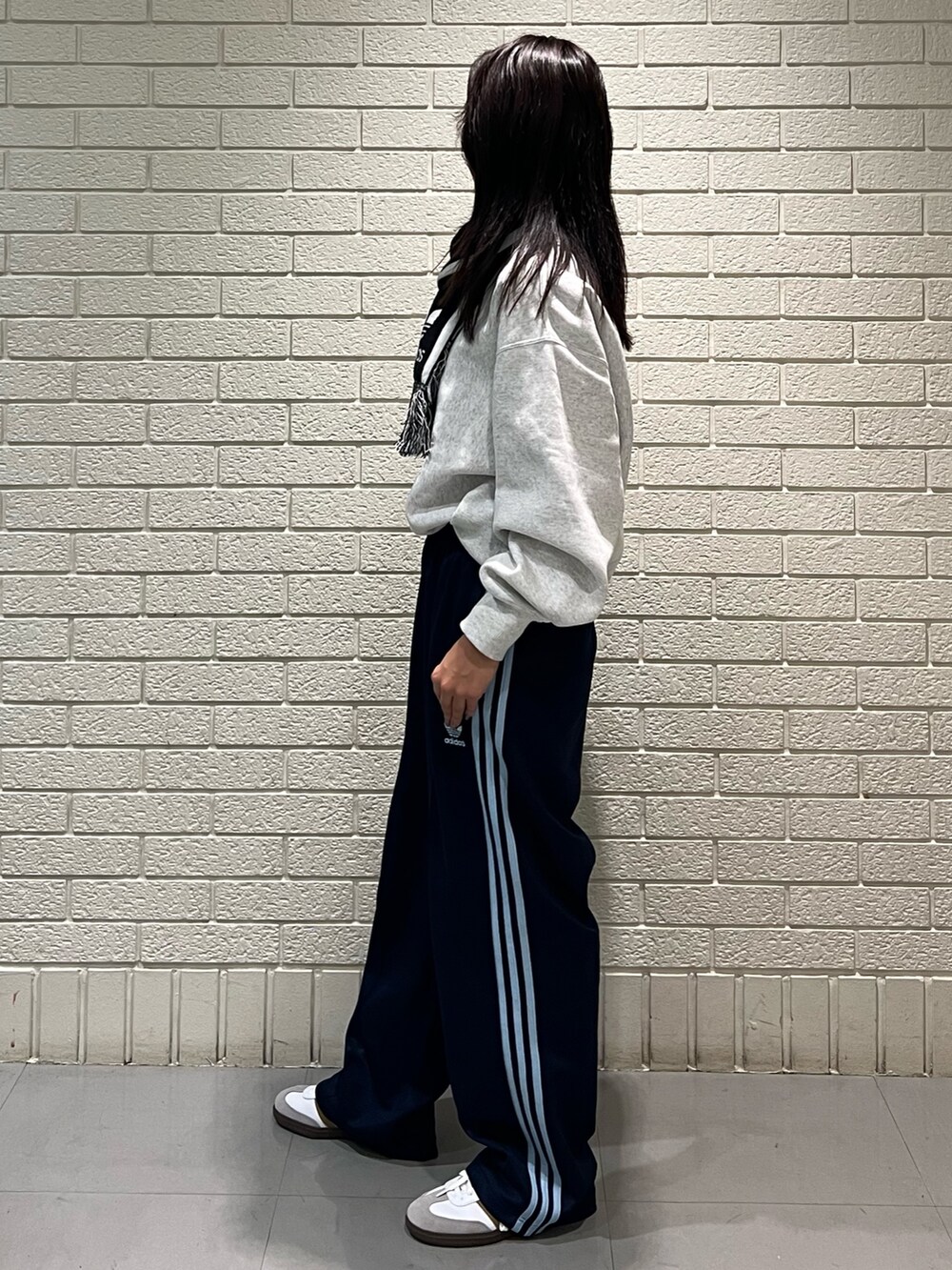 ブルー系のパンツ、ブラック系のマフラーを着用したレディースの冬コーディネートの2枚目の写真