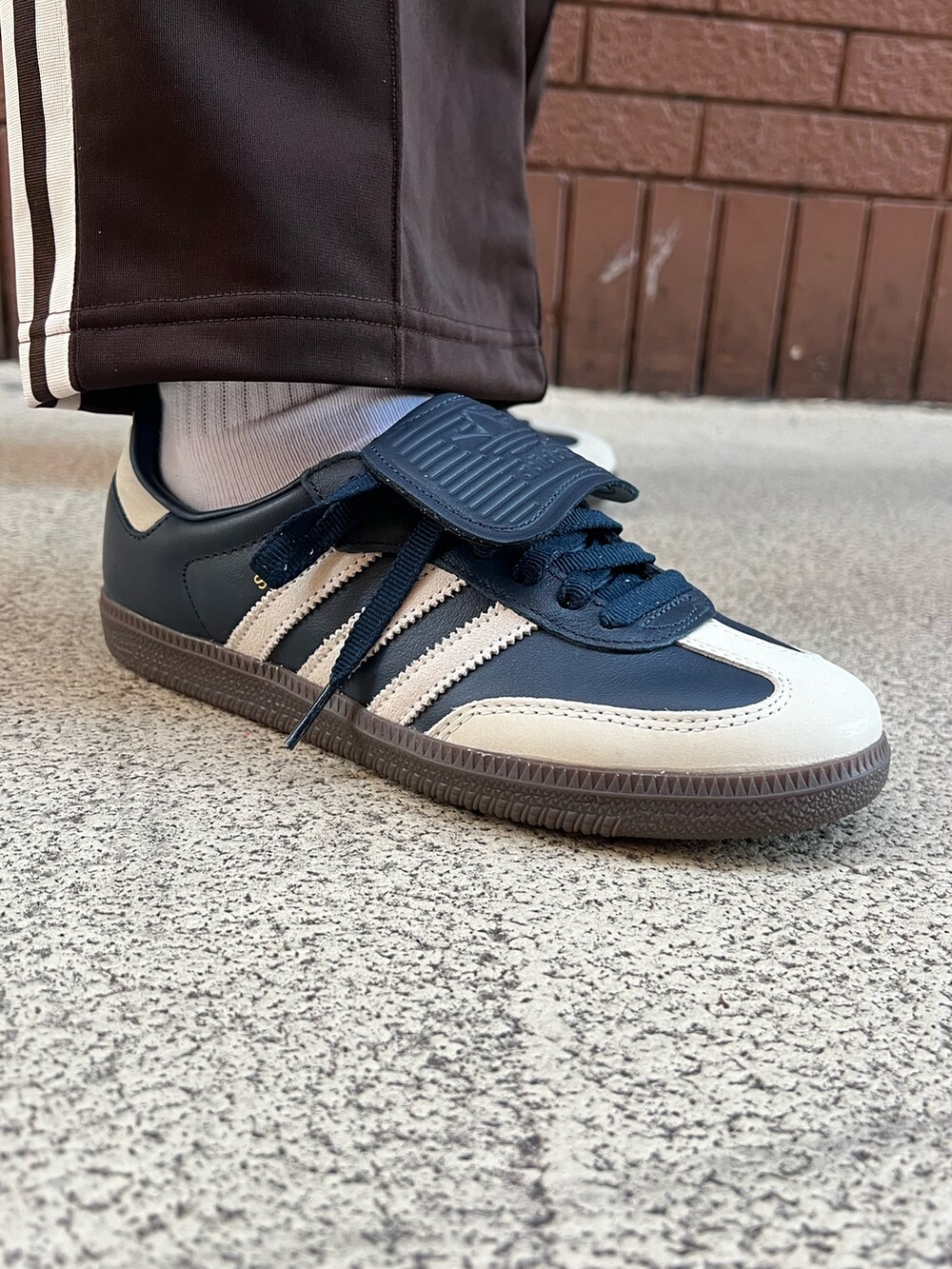 ブラウン系のスウェットパンツ、ブルー系のスニーカーを着用したレディースの冬コーディネートの4枚目の写真