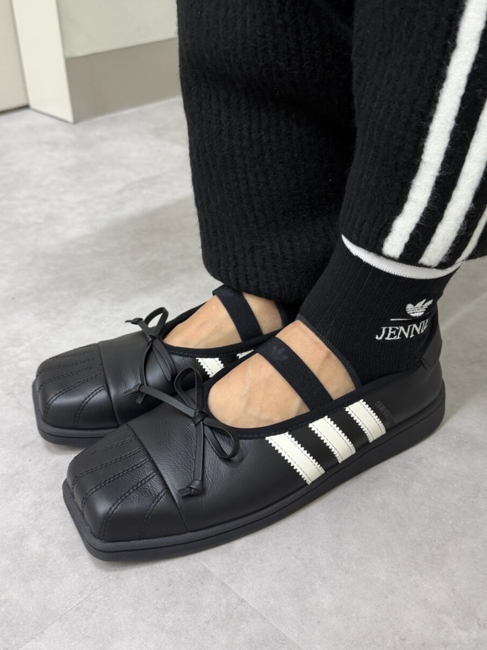 ブラック系のエコバッグ/サブバッグ、ブラック系のデニムジャケット、ブラック系のその他パンツを着用したレディースの秋コーディネートの4枚目の写真