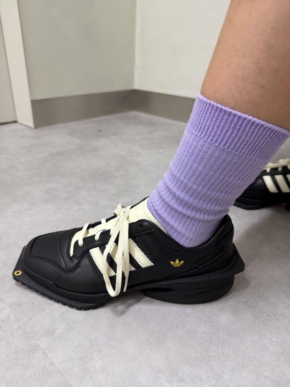 ブラック系のシューズ、ブラック系のショルダーバッグ、ブルー系のジャージを着用したレディースの夏コーディネートの4枚目の写真