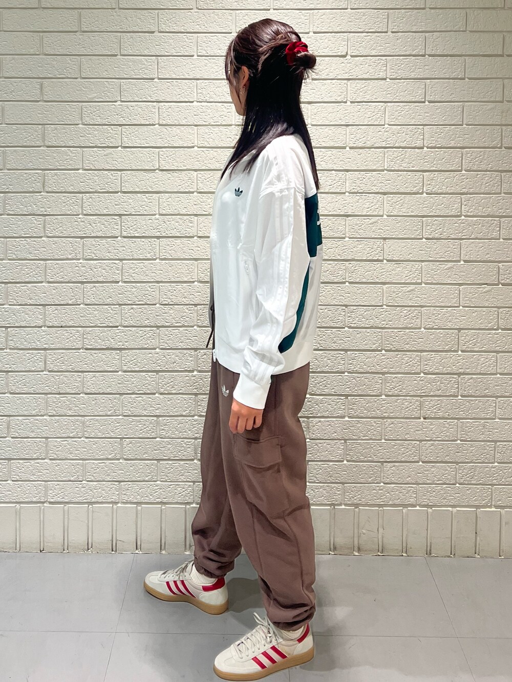 ブラウン系のパンツ、ベージュ系のスニーカーを着用したレディースの冬コーディネートの2枚目の写真