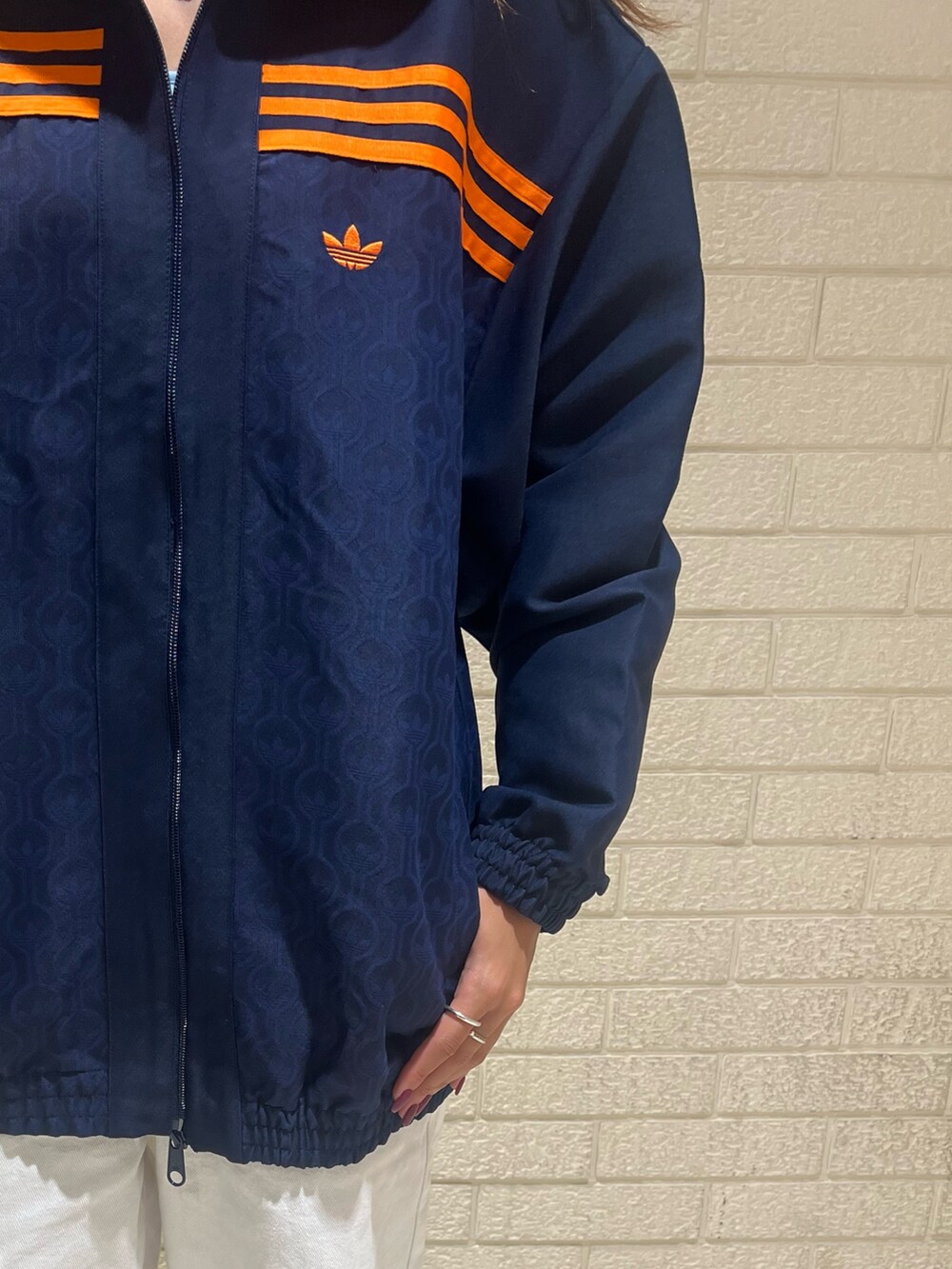 ブルー系のブルゾン、グレー系のシューズを着用したレディースの秋コーディネートの3枚目の写真