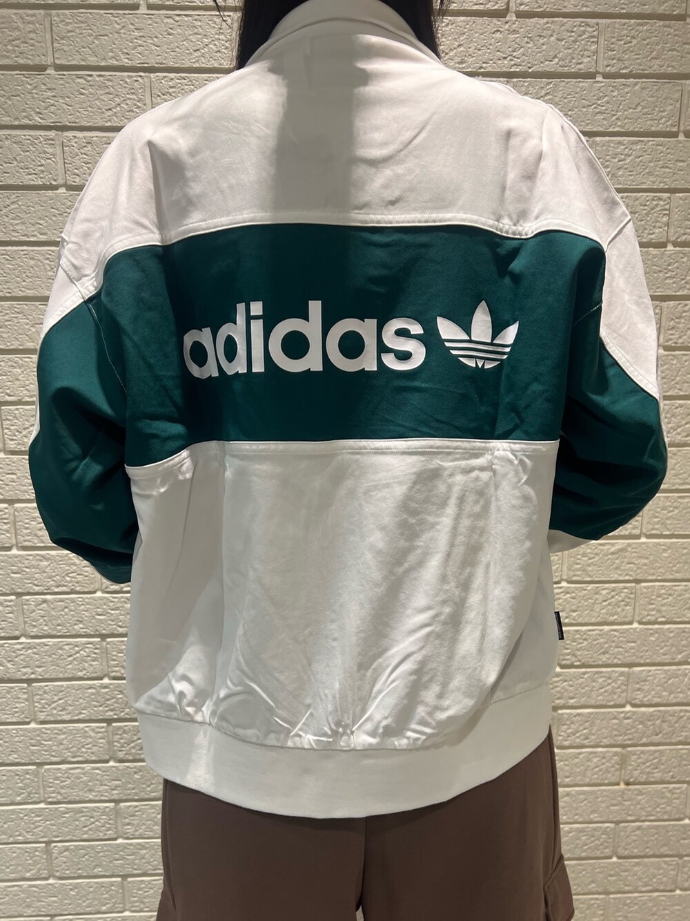 ブラウン系のパンツ、ベージュ系のスニーカーを着用したレディースの冬コーディネートの3枚目の写真