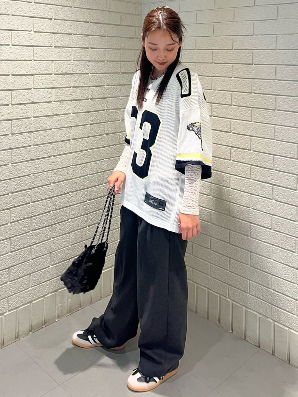 ホワイト系のTシャツ/カットソー、ブラック系のシューズを着用したレディースの冬コーディネートの2枚目の写真