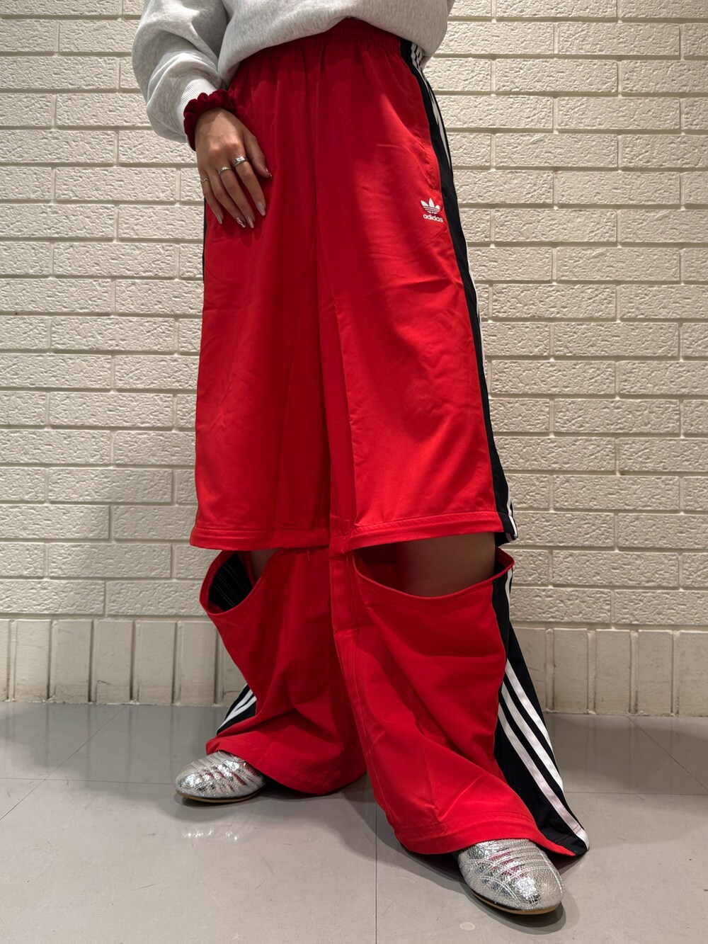 レッド系のその他パンツ、シルバー系のシューズを着用したレディースの冬コーディネートの3枚目の写真