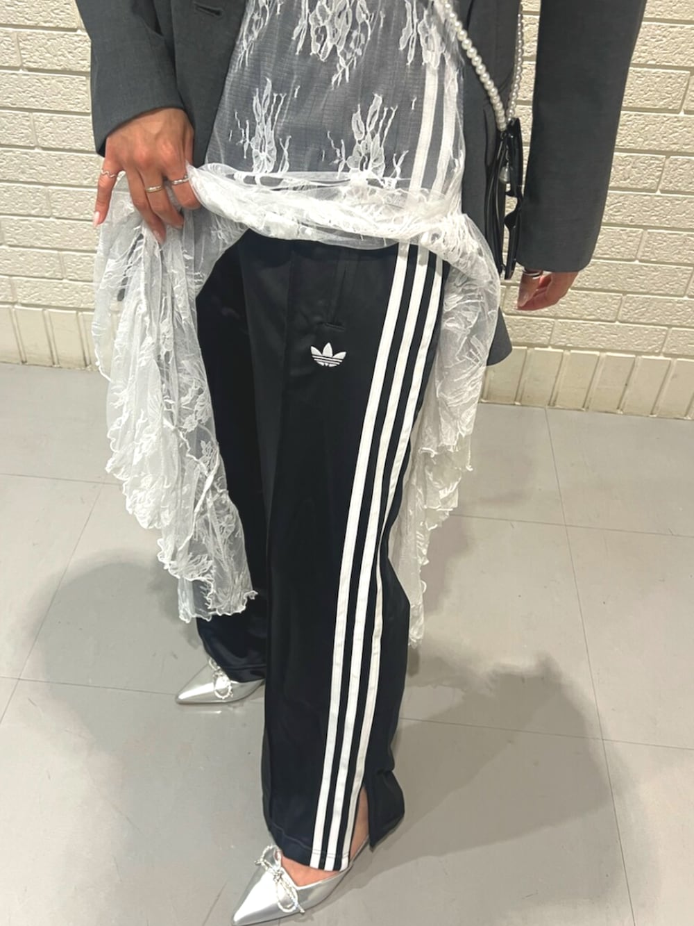 ブラック系のその他パンツ、ホワイト系のTシャツ/カットソーを着用したレディースの春コーディネートの3枚目の写真