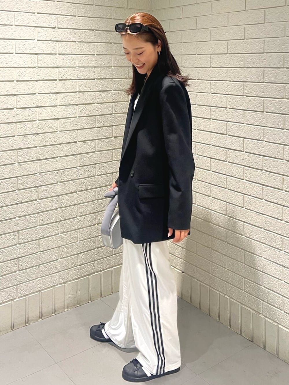 ブラック系のシューズ、ホワイト系のTシャツ/カットソー、シルバー系のハンドバッグを着用したレディースの春コーディネートの2枚目の写真