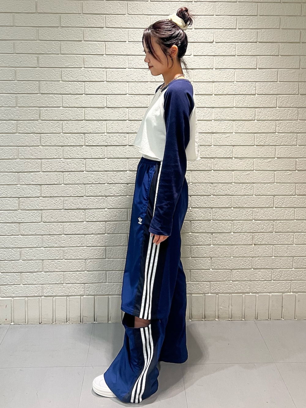 ブルー系のその他パンツ、グレー系のスニーカーを着用したレディースの冬コーディネートの2枚目の写真