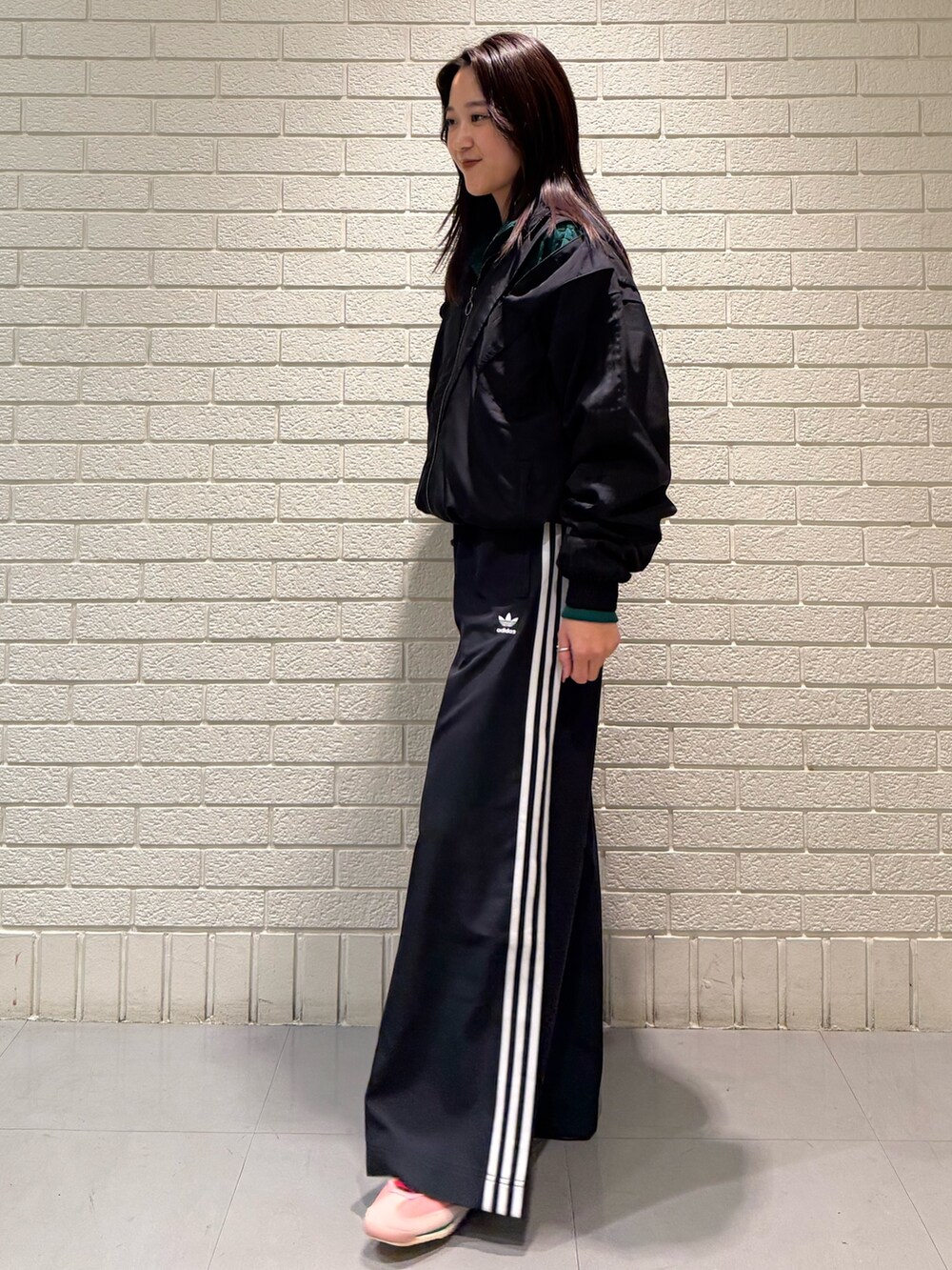 グリーン系のその他アウター、ブラック系のジャージ、ブラック系のその他パンツを着用したレディースの冬コーディネートの2枚目の写真