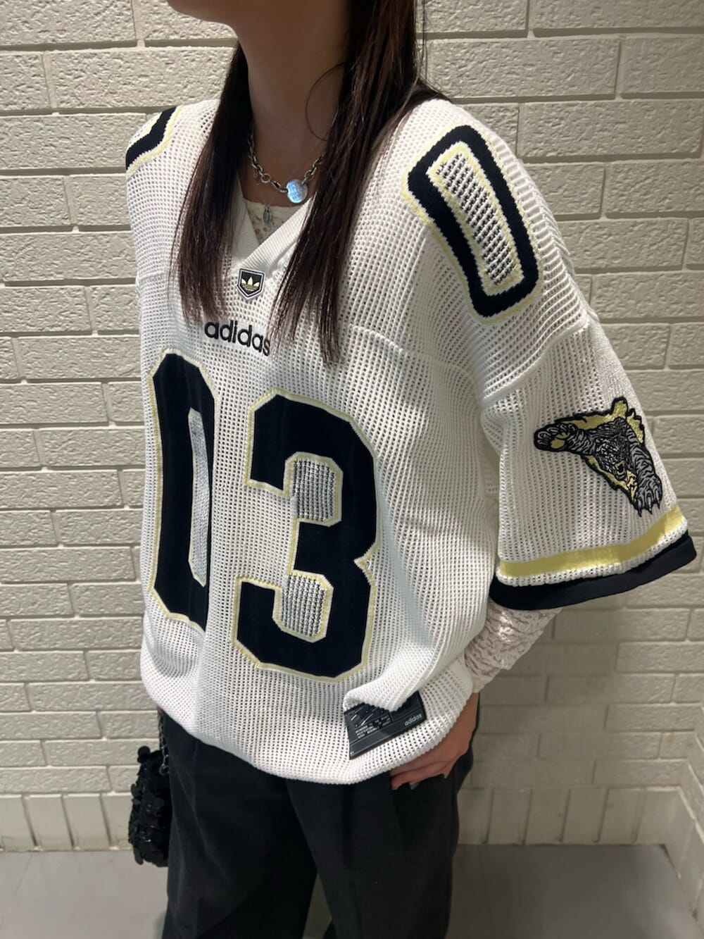 ホワイト系のTシャツ/カットソー、ブラック系のシューズを着用したレディースの冬コーディネートの3枚目の写真