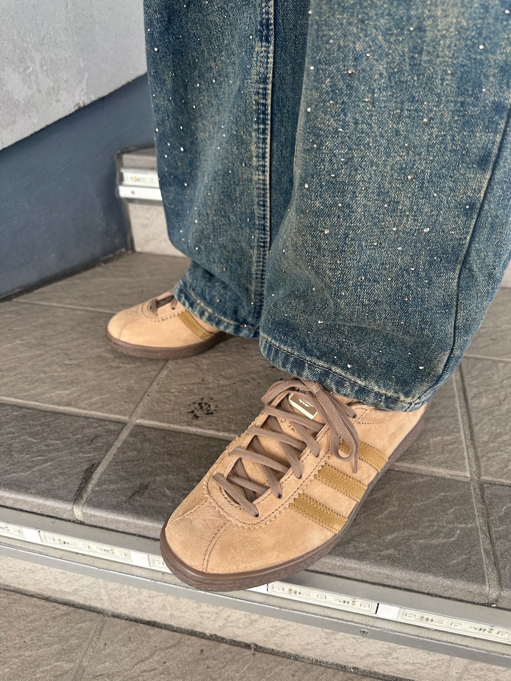 ブルー系のジャージ、ブラウン系のスニーカーを着用したレディースの秋コーディネートの3枚目の写真