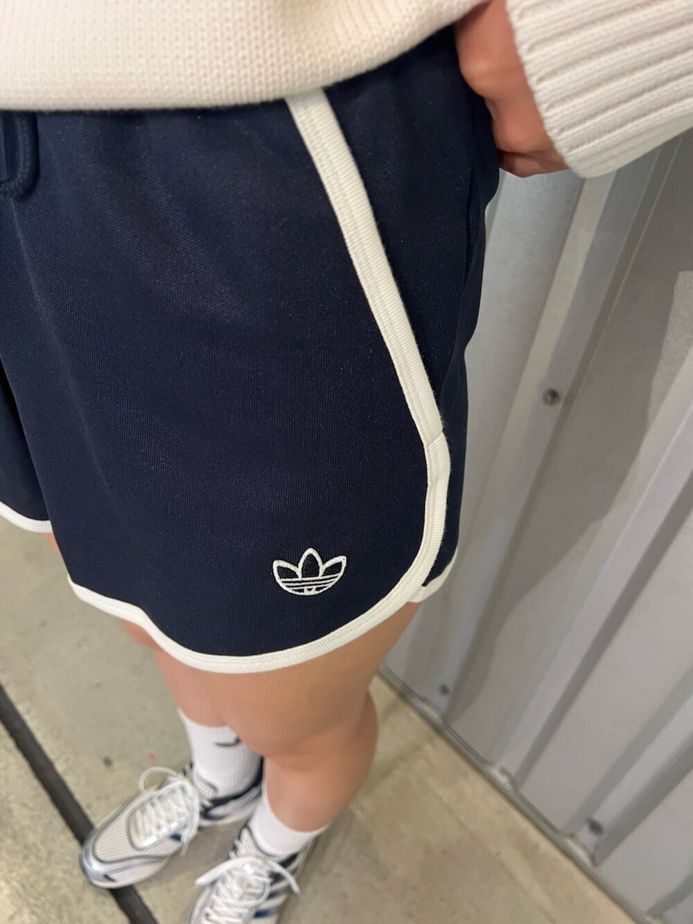 ホワイト系のシューズ、ブルー系のパンツ、ホワイト系のトップスを着用したレディースの夏コーディネートの3枚目の写真