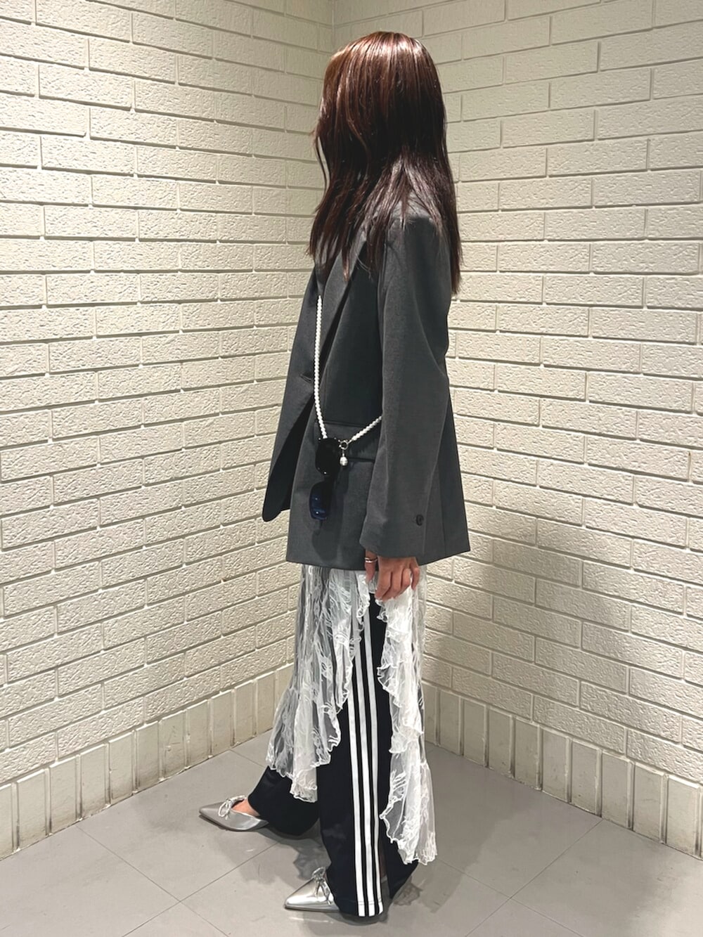 ブラック系のその他パンツ、ホワイト系のTシャツ/カットソーを着用したレディースの春コーディネートの2枚目の写真