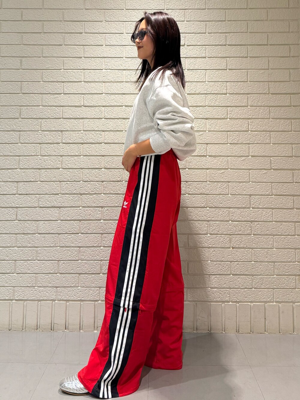 レッド系のその他パンツ、シルバー系のシューズを着用したレディースの冬コーディネートの2枚目の写真